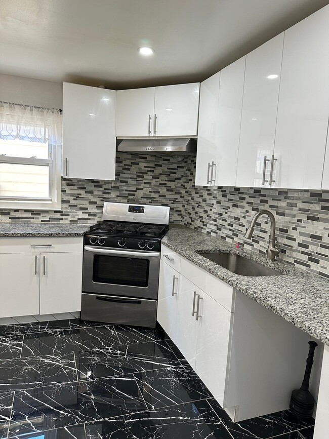 Building Photo - 12 Colonial Dr