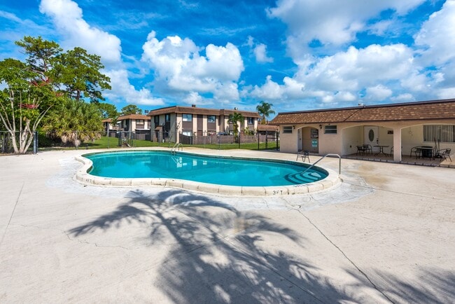 Building Photo - 2140 Sherwood Forest Blvd