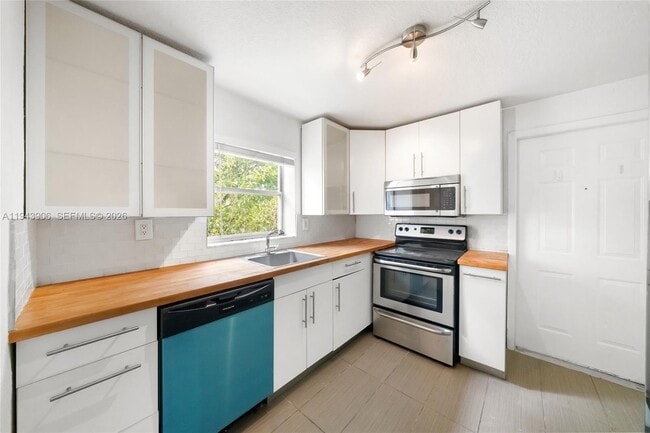 Building Photo - 3262 Elizabeth St