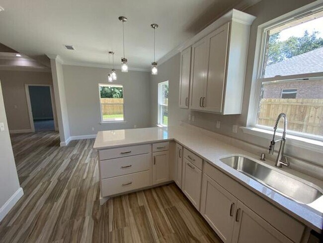 Building Photo - Spacious 3 Bedroom Home in Mary Esther!