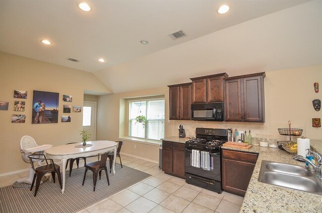 Building Photo - 3615 Sumner Lodge Dr