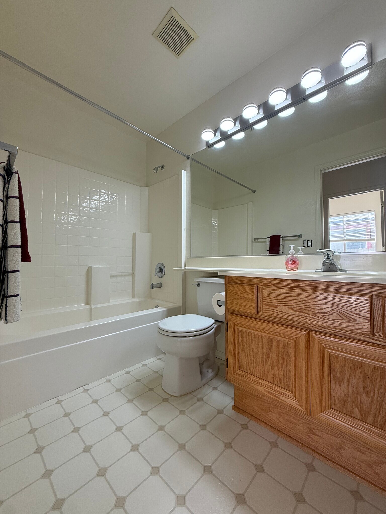 Guest Bathroom - 1640 Cattlemen Ct