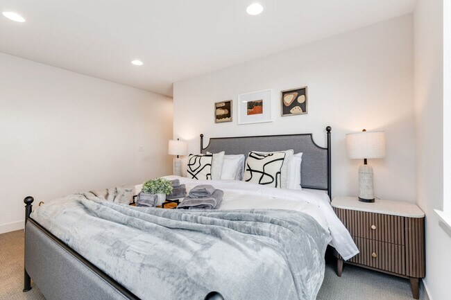 Building Photo - 2319 Franklin Ave E