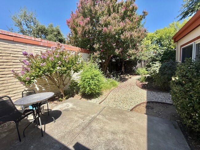 Building Photo - Furnished!! - One story gem in North Davis