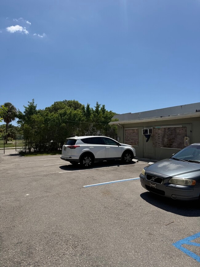 Building Photo - 1628 S Dixie Hwy