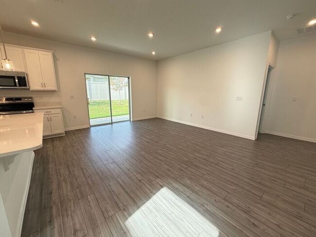 Building Photo - 4/3 Spacious Lake County Home
