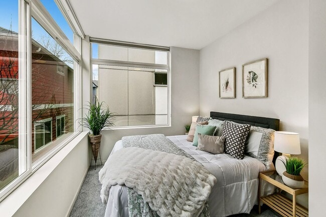 Building Photo - 3bd/1.75ba Seattle Townhouse