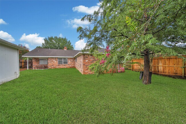 Building Photo - 626 Park Knoll Ln
