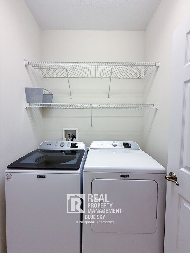 Building Photo - 2047 Park Crescent Dr