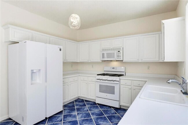 Building Photo - 490 Chippenham Ct