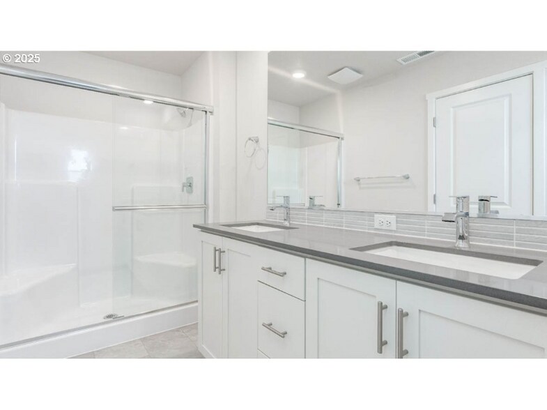 Building Photo - 9212 SE Azalea St