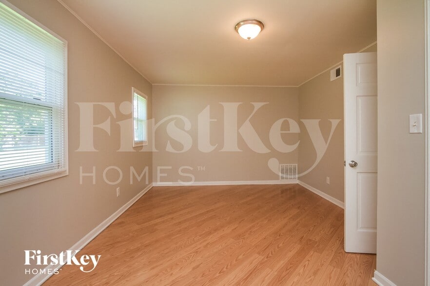 Building Photo - 201 W 10th St