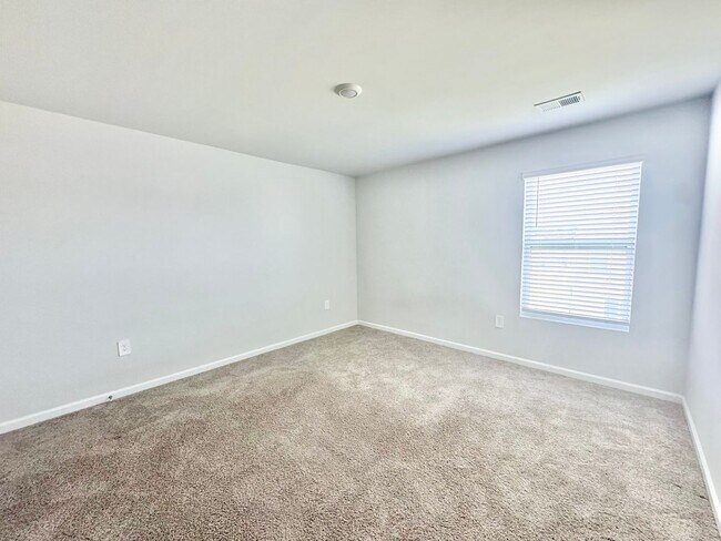 Building Photo - Available NOW! 4bedrom 2.5bath in Rincon, GA