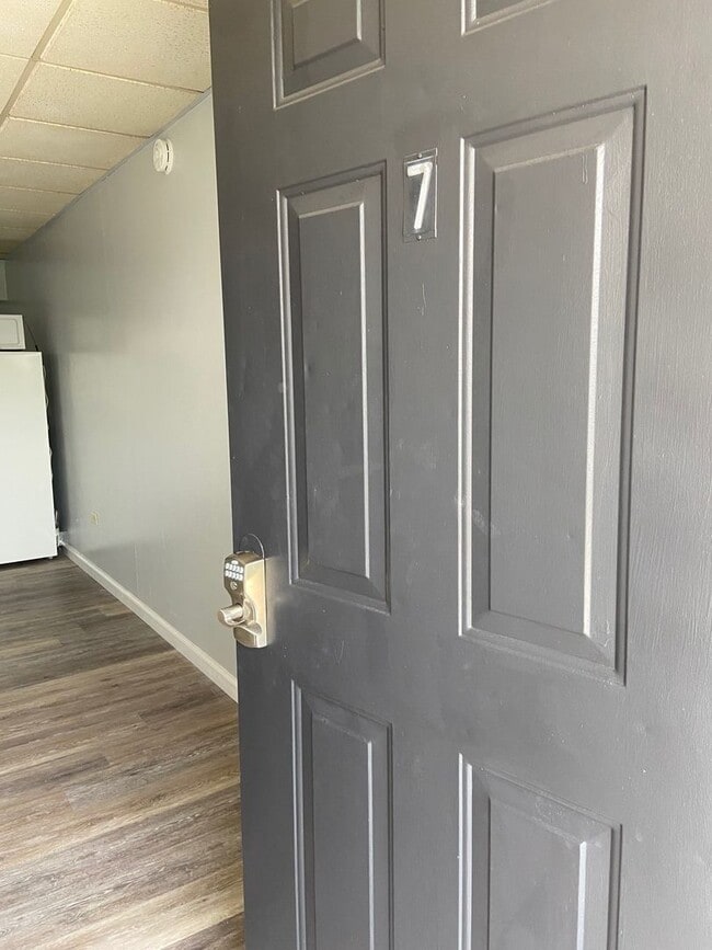 Building Photo - Studio Apartment in Hollister