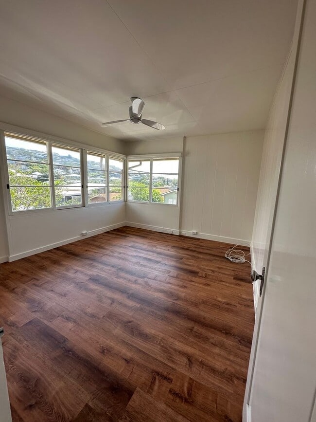 Building Photo - Spacious 2 bedrooms, 1 bath with parking