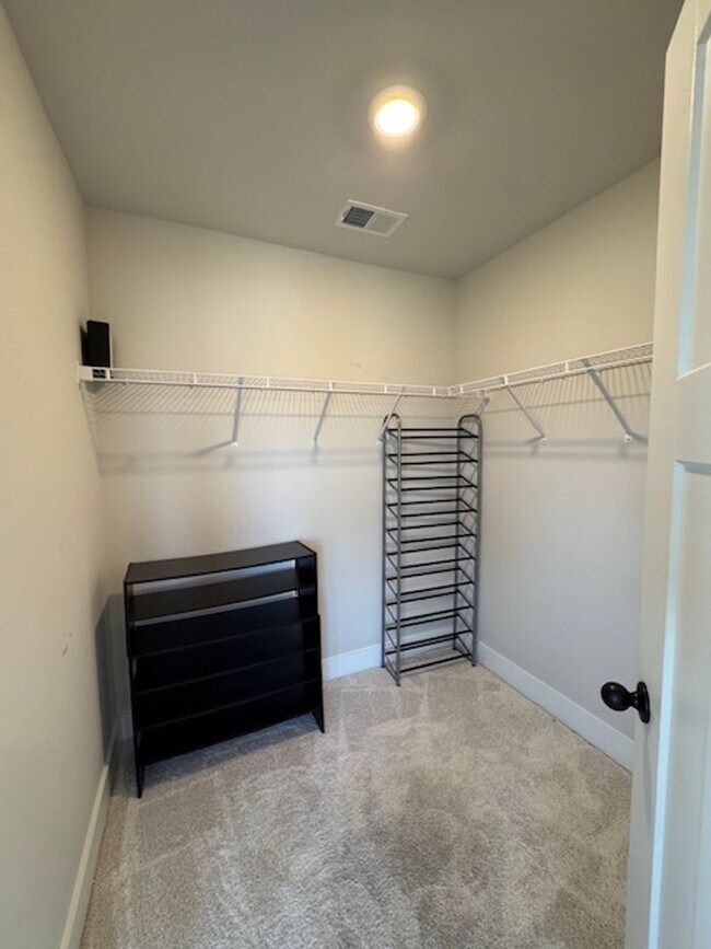 Building Photo - Move In Ready - 3 Bedrooms, 2.5 Baths. Hic...