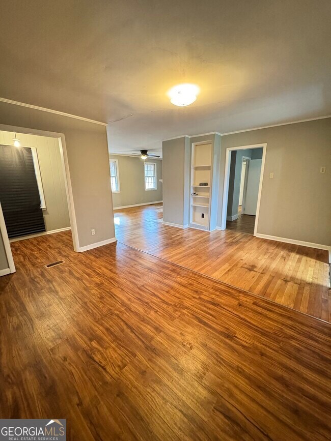 Building Photo - 201 Meadowdale Dr