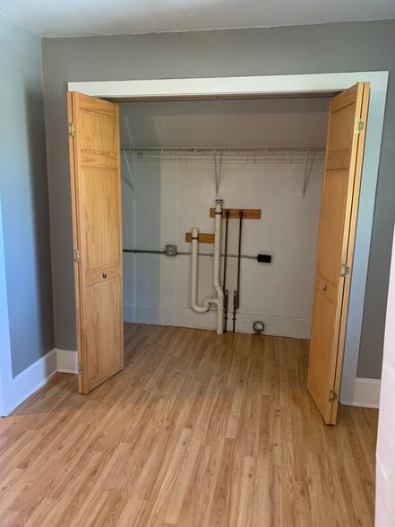 Laundry closet with hook ups - 1201 Steele St
