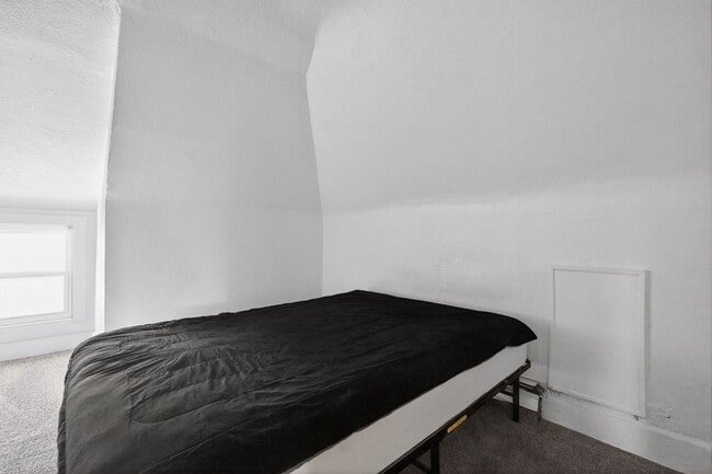 Building Photo - Charming 1-Bedroom Attic Apartment in the Heart of City Park West