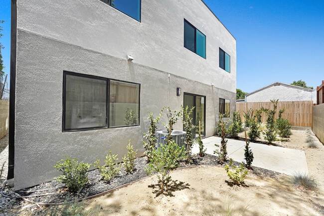 Building Photo - 356 1/2 N Chicago St