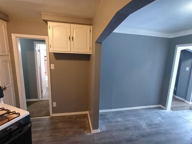 Building Photo - 3 bedroom 1 bath bungalow now available! -...