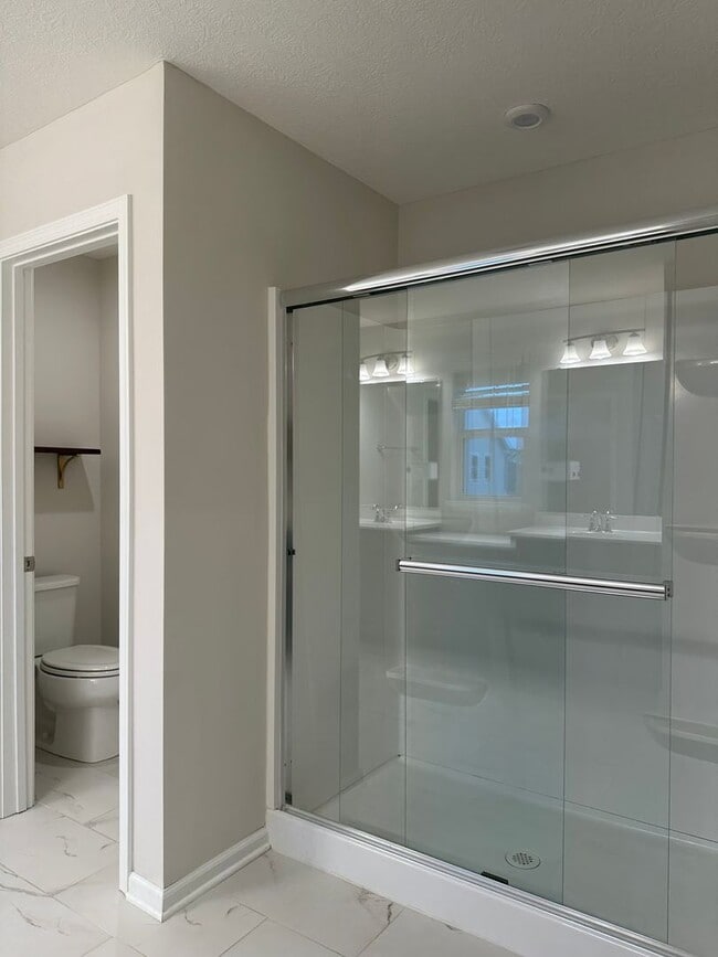 Building Photo - Welcome to this stunning 4-bedroom, 2.5-ba...