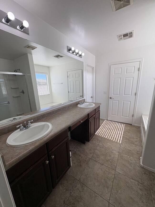 Building Photo - 2,500 sq ft 4 bedroom + Den home in Rancho Sahuarita