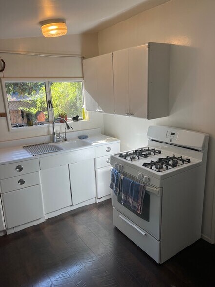 Kitchen - 3866 Center Ave