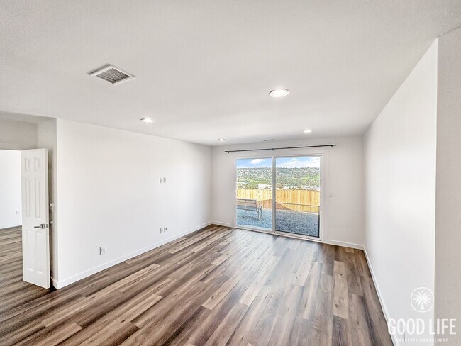 Building Photo - Beautiful 3BD/2BA W/ Updated Kitchen and A...