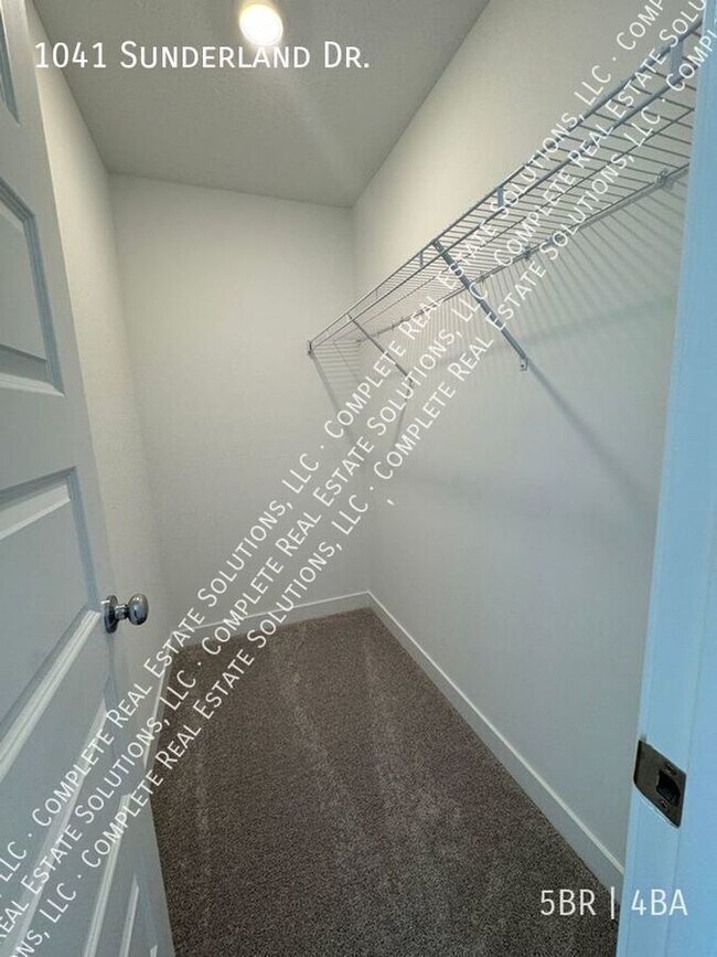 Building Photo - 1041 Sunderland Dr