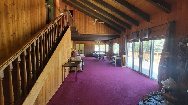 Building Photo - Spacious 6 Bedroom 5 Bathroom Within Walki...