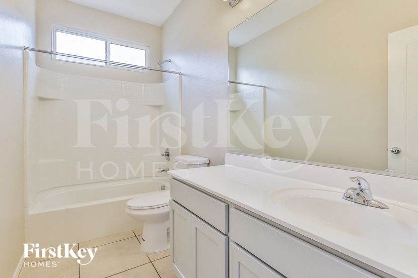 Building Photo - 11734 W Chase Ln