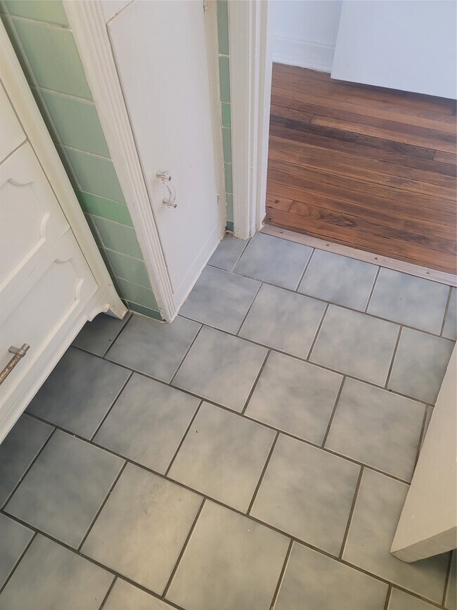 Building Photo - 1920 Binz St