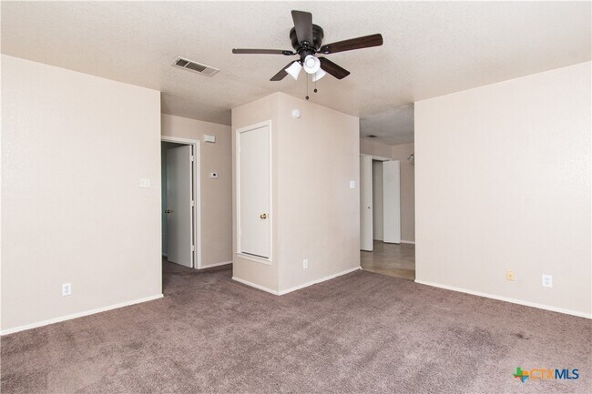Building Photo - 2014 Cedarhill Dr