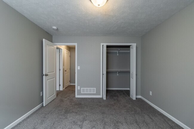 Building Photo - Gorgeous Newer Home in Nice Family Neighborhood