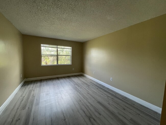 Building Photo - 4324 NW 9th Ave