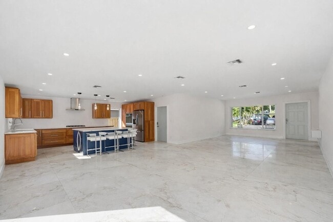 Building Photo - 1706 NE 28th Dr