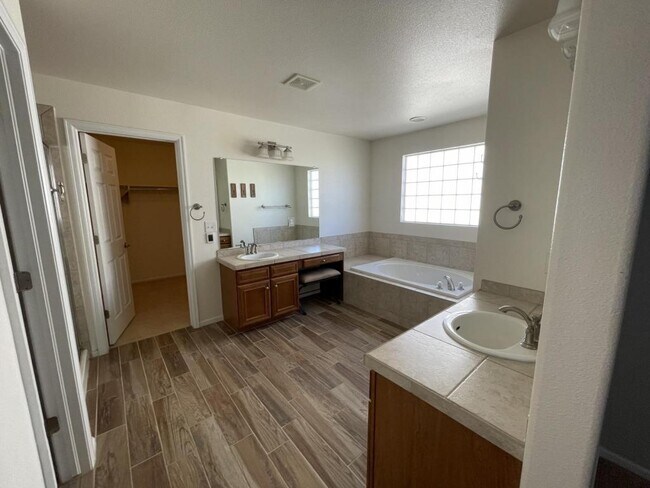 Building Photo - 12965 Banyon Cir