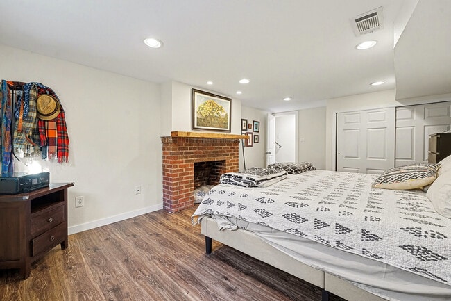 Building Photo - 3030 Monroe St