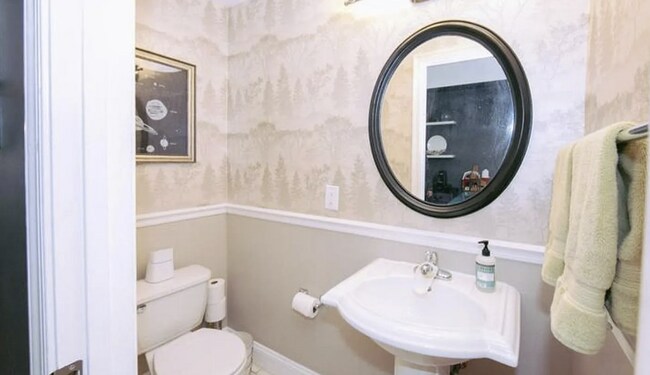 Building Photo - Great Price, Center of H St - WITH Secured...