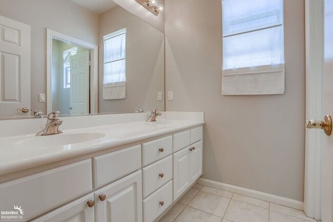 Building Photo - Impeccably Designed 4Bdm 4Ba Home in Desir...