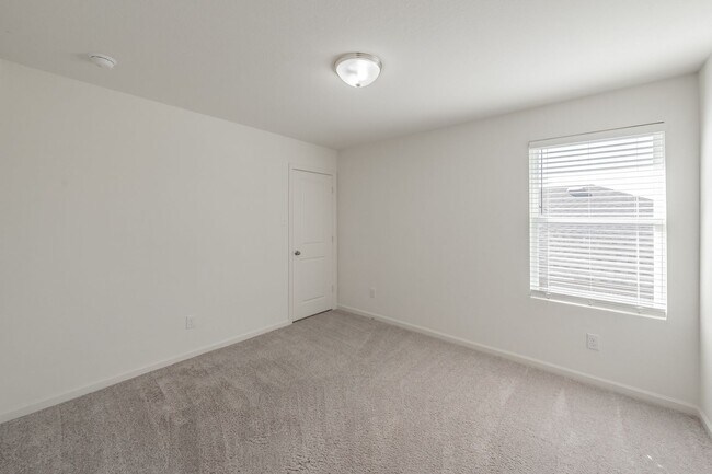 Building Photo - Like new 4 bedroom 2.5 bath in Villages of...