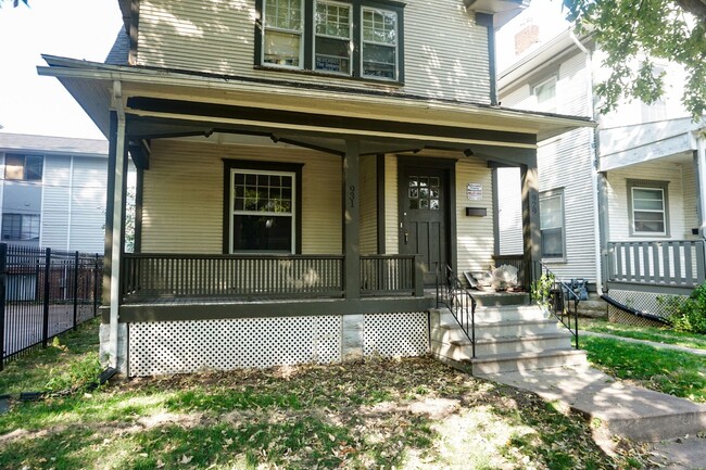 Primary Photo - 929/931 Goodhue Duplex