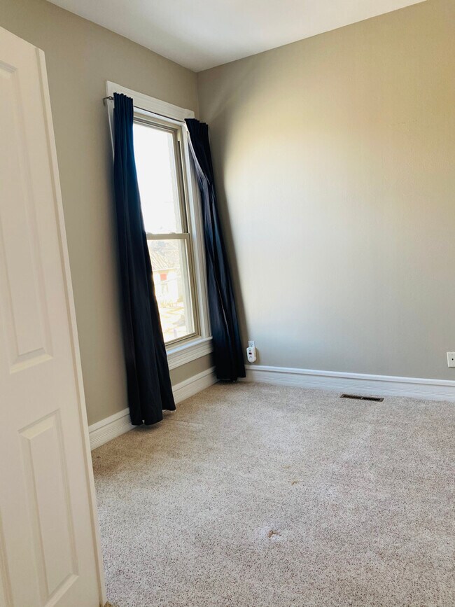 Building Photo - 910 E 20th Ave