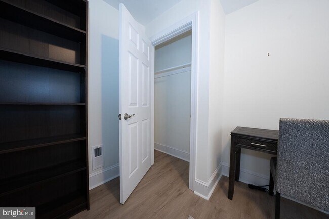 Building Photo - 717 Miller St