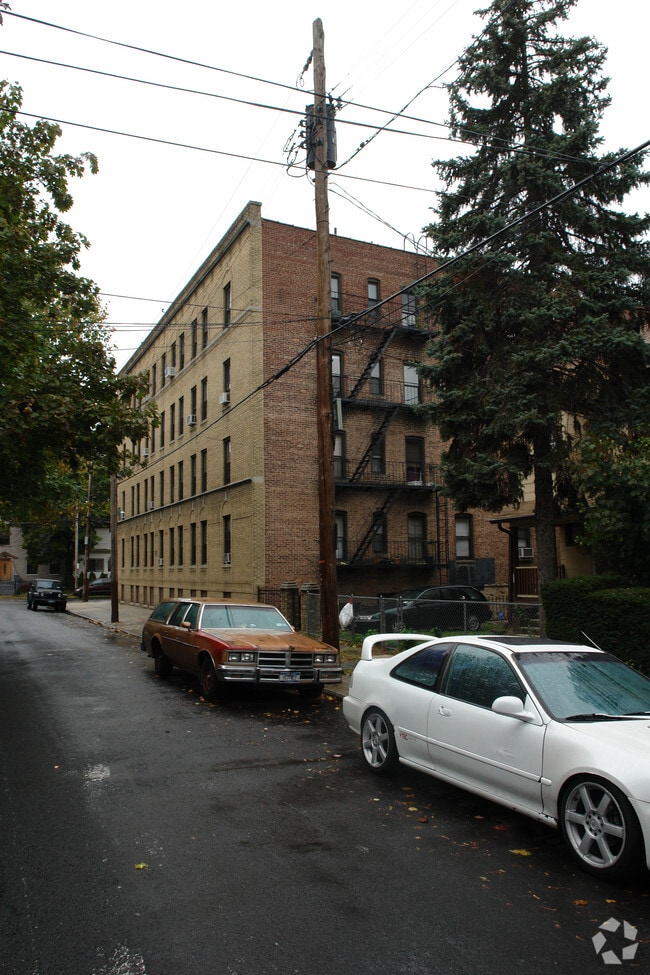 Building Photo - 508 Van Cortlandt Park Ave