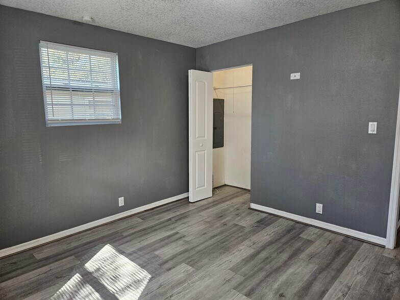 Building Photo - 3710 E Flora St