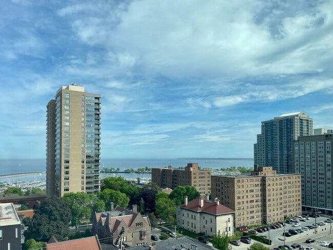 Building Photo - Luxury Top-Floor Condo for Rent