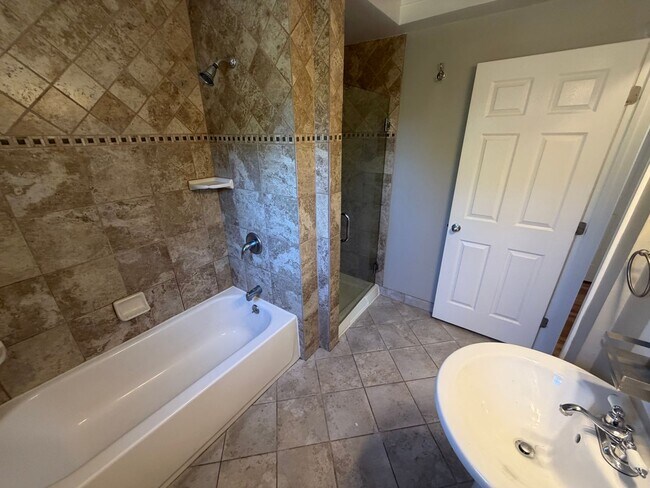 Building Photo - 2 Bedroom | 1 Bathroom | Single family in East Sacramento