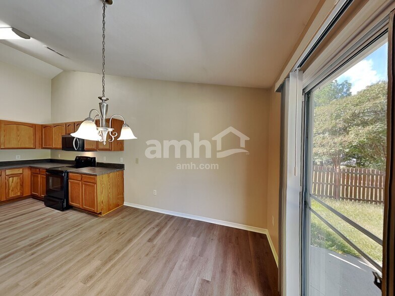 Building Photo - 10916 Thousand Oaks Dr